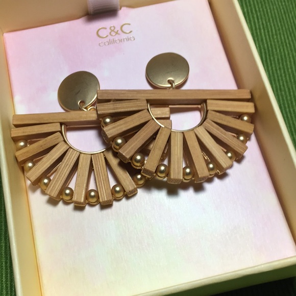 - ⭐️⭐️C&C Beautiful Designer Earrings ⭐️ - Picture 2 of 6